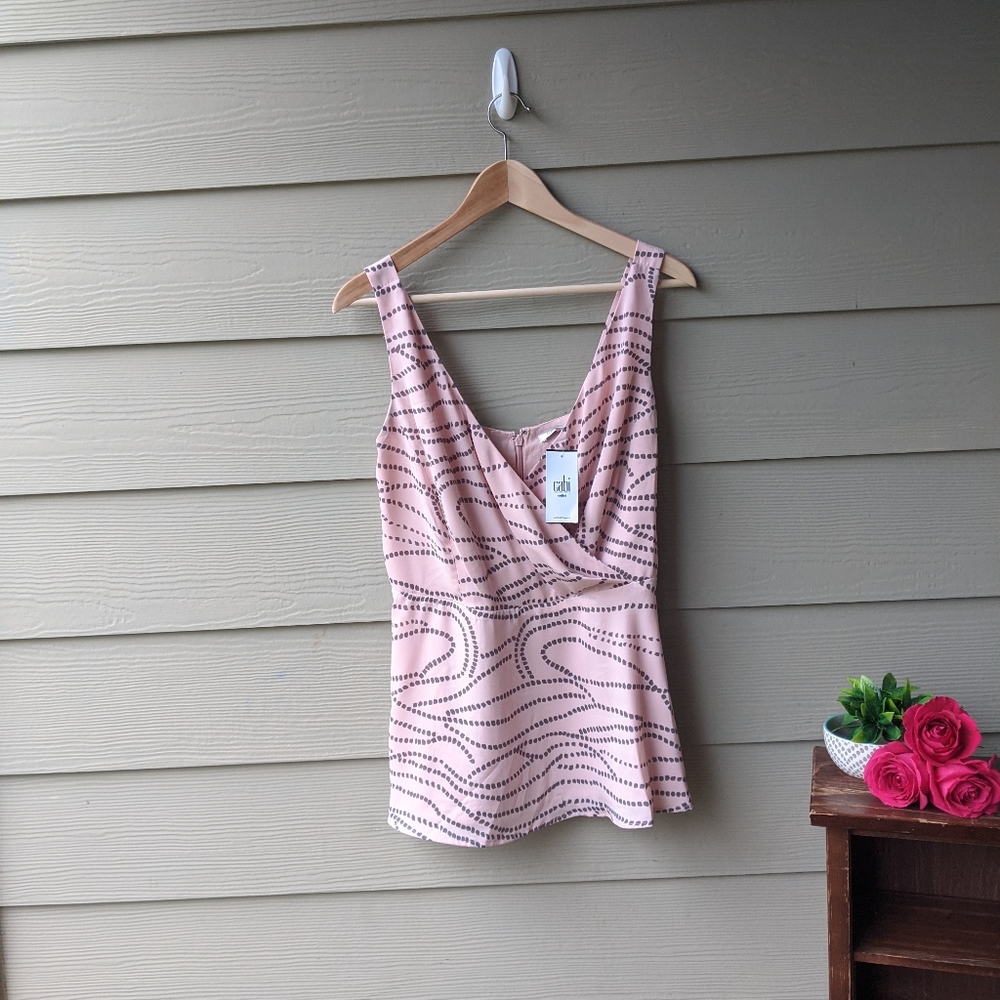 🌹 CAbi V Neck Tank - Picture 2 of 7